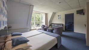 Comfort Twin Room | Soundproofing, iron/ironing board, rollaway beds, free WiFi - De Wapser Herberg (Wapse)