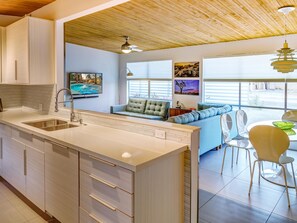 Departamento, 3 habitaciones | Cocina privada | Refrigerador, microondas y cafetera y tetera 