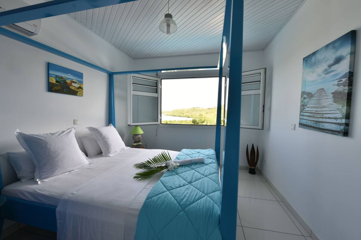 Nhà Duplex, 2 phòng ngủ, quang cảnh biển (Ti Pie ) | 1 phòng ngủ, bộ đồ giường cao cấp, màn/rèm cản sáng