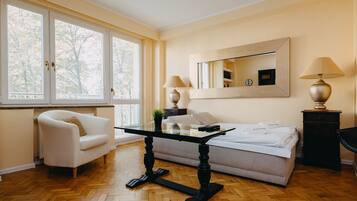 Apartamento, 1 habitación, balcón | 1 dormitorio, escritorio, tabla de planchar con plancha y wifi gratis