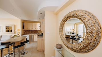 Departamento, 1 habitación, balcón | Cocina privada | Refrigerador con congelador, microondas, horno y parrilla de estufa