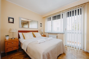 Appartement, 1 chambre, balcon | 1 chambre, bureau, fer et planche à repasser, accès au Wi-Fi (inclus)