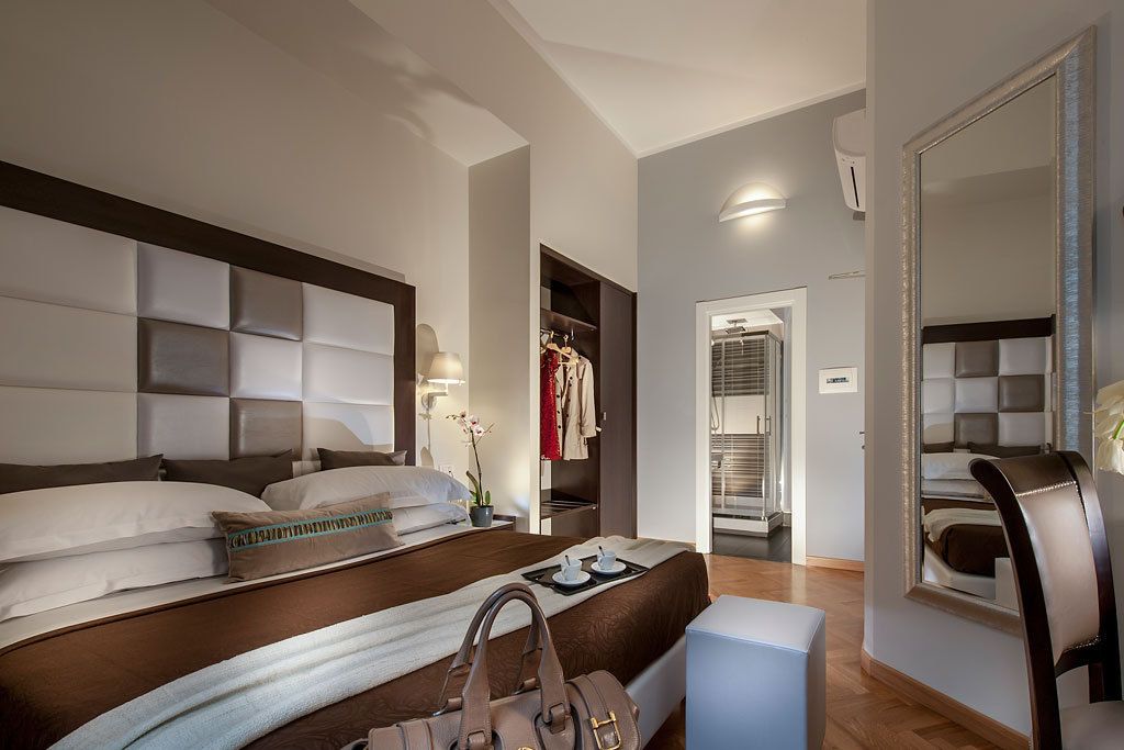 Frigobar, cofres nos quartos, escrivaninha