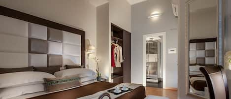 Minibaari, tallelokero huoneessa, työpöytä