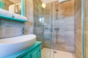 Superior-Doppelzimmer | Badezimmer | Dusche, kostenlose Toilettenartikel, Haartrockner