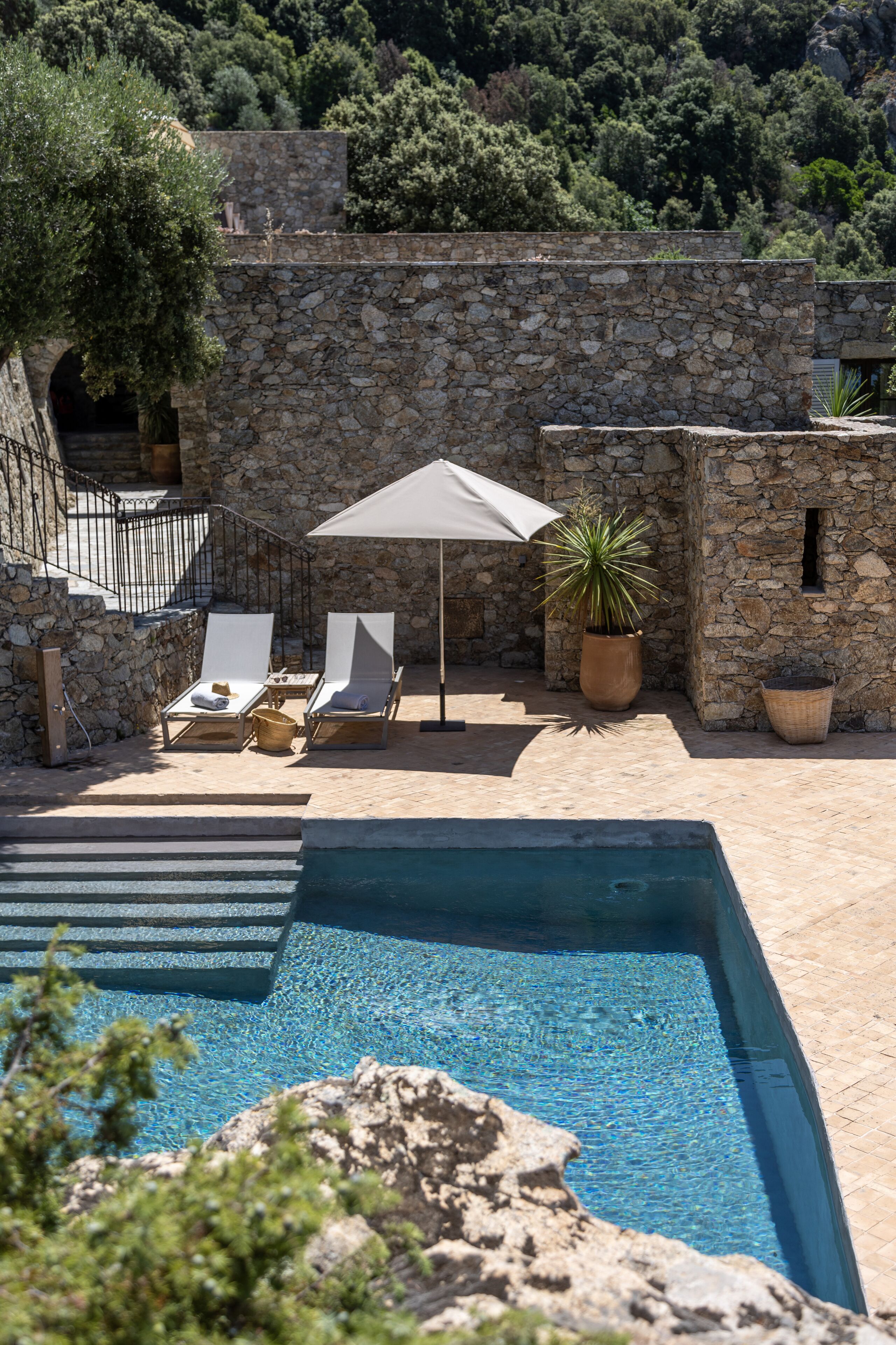 3 outdoor pools, pool umbrellas, pool loungers