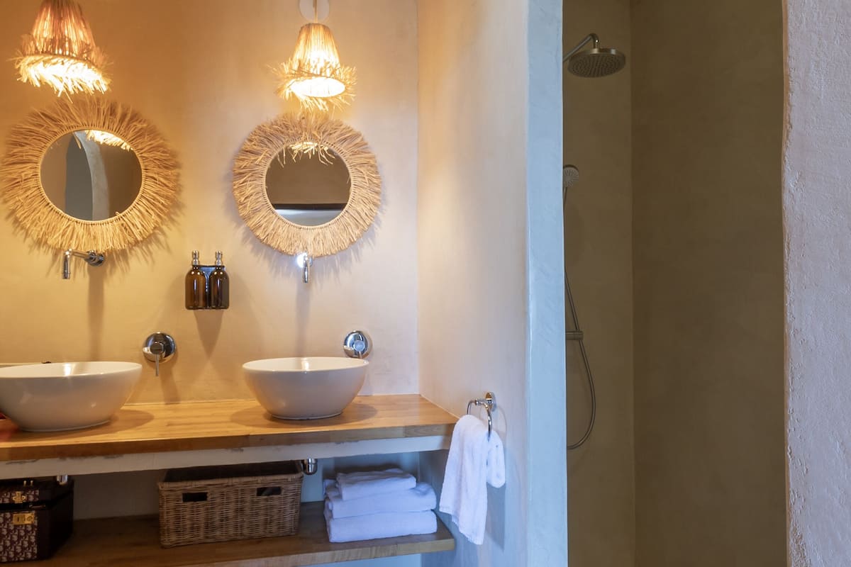 casa san lorenzu | bathroom | free toiletries, hair dryer, bathrobes, slippers