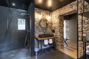 CASA A PIAGHJA | Bathroom | Free toiletries, hair dryer, bathrobes, slippers - Hôtel Case Latine (Lama)