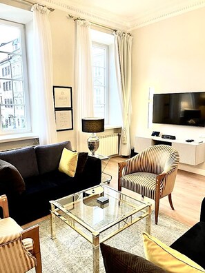 Luxury Executive Suite, 1 Bedroom (Market Square view, 80 m2) | Área de sala de estar | Televisión de pantalla plana de 55 pulgadas con canales vía satélite