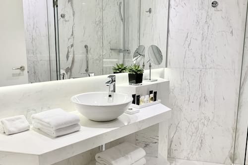 Superior Suite, 2 Bedrooms (Old town view, 125 m2) | Baño | Amenidades de baño de diseñador, secadora de cabello, batas, pantuflas