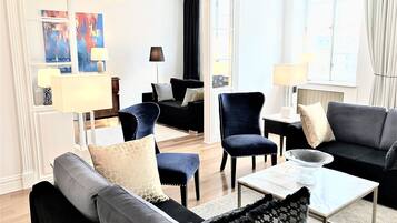 Presidential Suite, 3 Bedrooms, 2 Bathrooms (Market Square view, 180 m2) | Ruang keluarga | Televisi layar datar 55-inci dengan saluran TV satelit dan TV