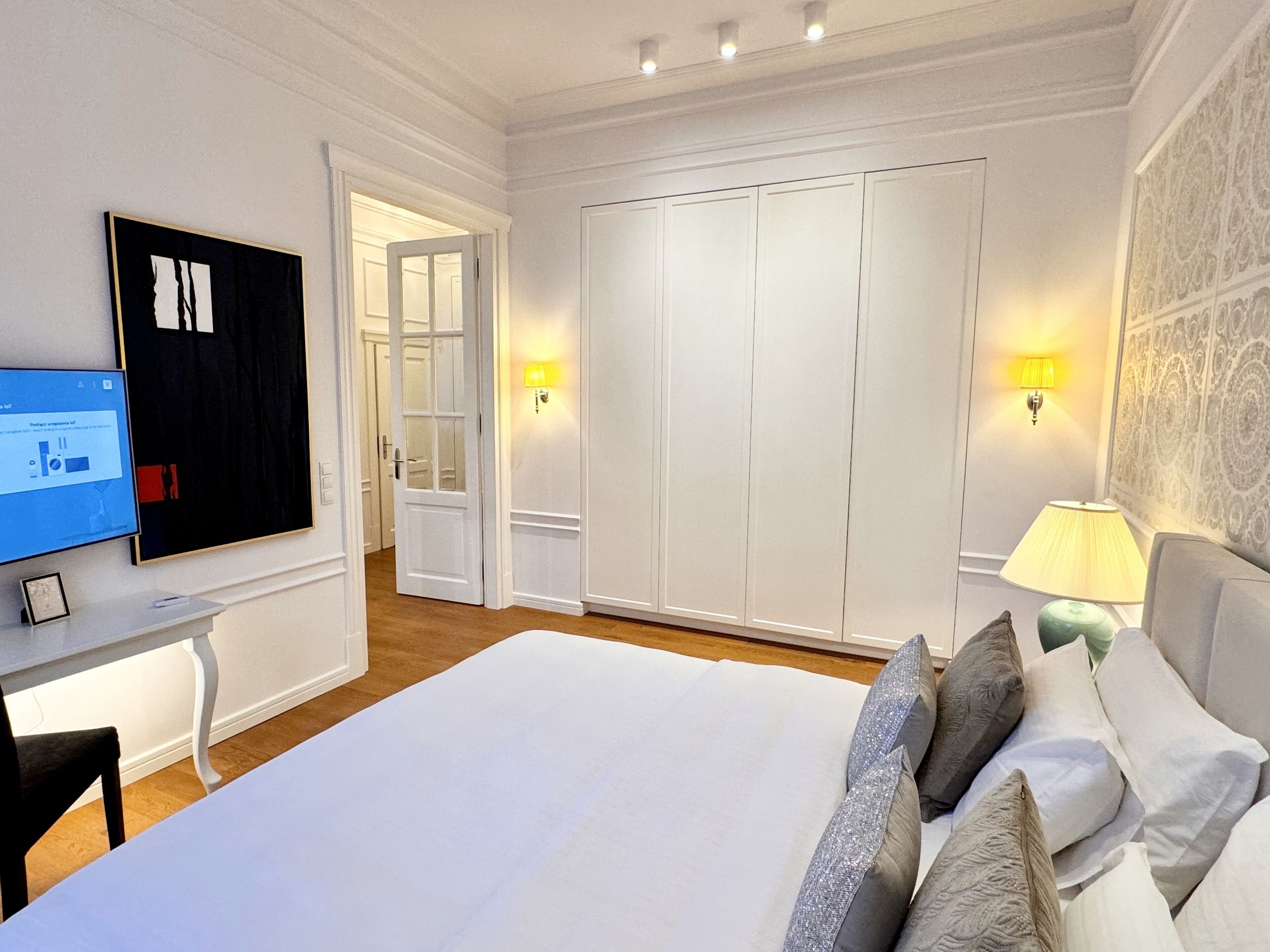 VOTRE Suite, 1 Bedroom (Royal Route View, 62 m2, ul. Królewska 2) | Egyptinpuuvillaiset lakanat, ylelliset vuodevaatteet, untuvapeitot