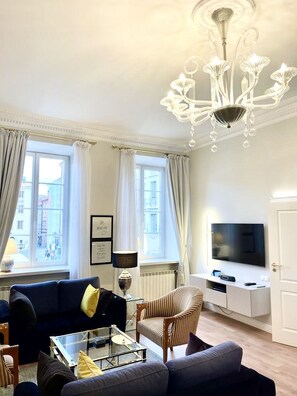 Luxury Executive Suite, 1 Bedroom (Market Square view, 80 m2) | Oppholdsområde | En 55-tommers Flatskjerm-TV med Parabol-TV samt TV