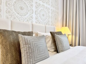 VOTRE Suite, 1 Bedroom (Royal Route View, 62 m2, ul. Królewska 2) | Draps en coton égyptien, literie de qualité, couette en duvet