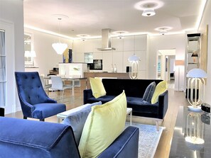 Luxury Signature Suite, 3 Bedrooms, 2 Bathrooms (Market Square view, 175 m2) | Oppholdsområde | En 55-tommers Flatskjerm-TV med Parabol-TV samt TV