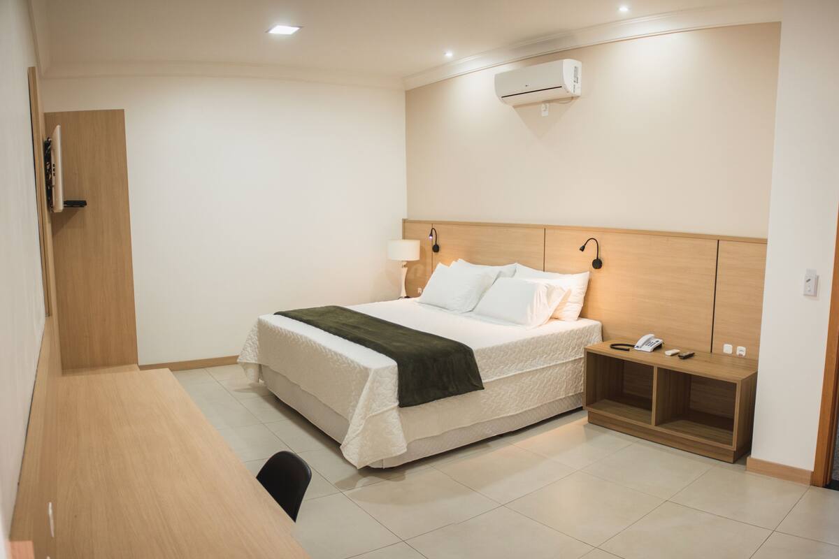 Apartamento Executivo Superior | Minibar, két bảo mật tại phòng, bàn, màn/rèm cản sáng 