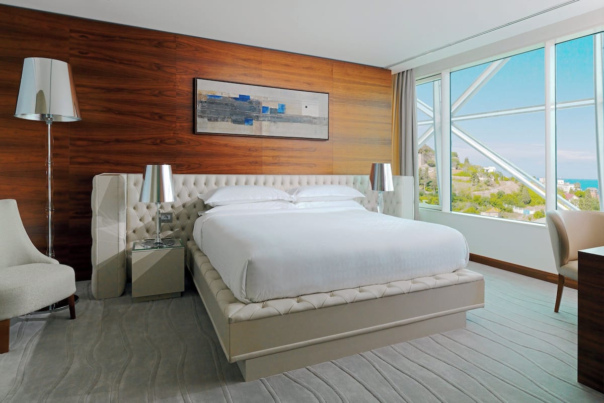 pillow-top beds, minibar, in-room safe, desk