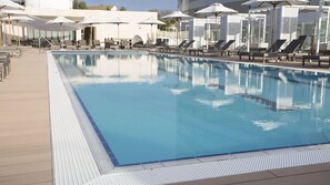 Una piscina al aire libre (de 10:00 a 18:00), sombrillas, tumbonas