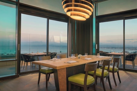 2 restaurantes; se sirve desayuno, almuerzo y cena; cocina italiana