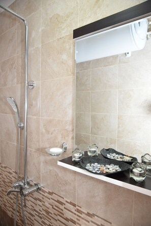 Douche, articles de toilette gratuits, sèche-cheveux, chaussons