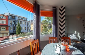 Design appartement, meerdere slaapkamers, keuken, uitzicht op de stad | Terras