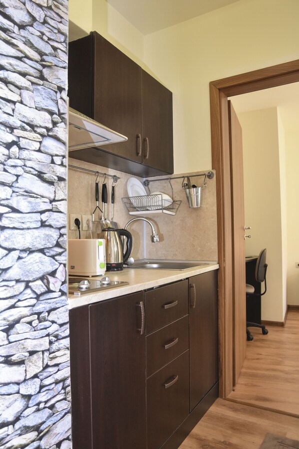 Full-size fridge, oven, stovetop, toaster