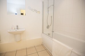Tina y regadera independientes, amenidades de baño gratuitas, toallas 