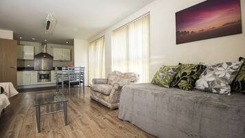 Classic Apartment (Rowan 12) | Living room