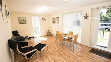 Deluxe Apartment, Accessible (Green View) | Living room