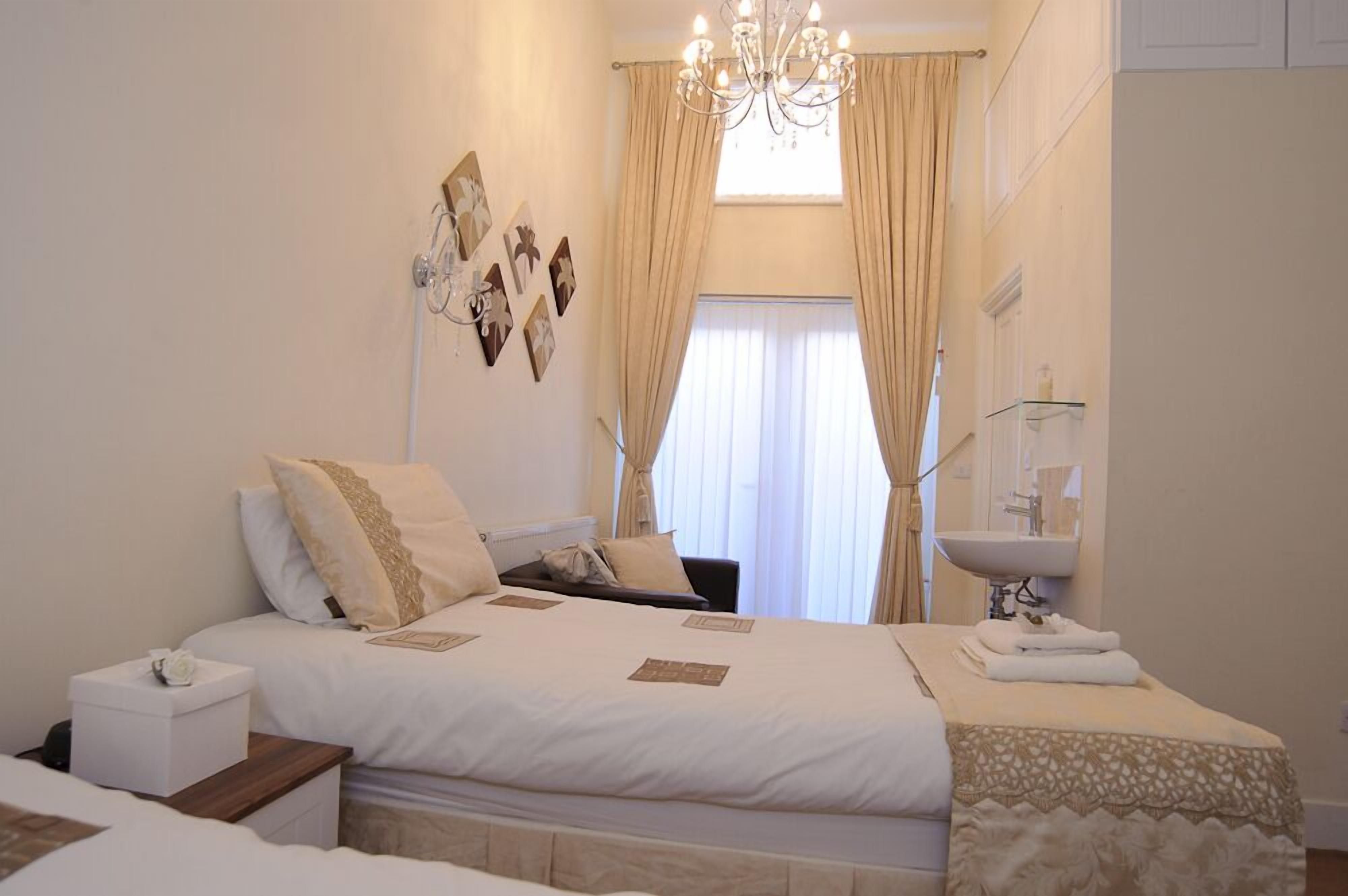 Casa familiar (88 Rigby) | 1 dormitorio, ropa de cama de alta calidad, decoración individual