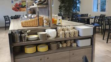 Café da manhã continental todos os dias (EUR 11.00 por pessoa)