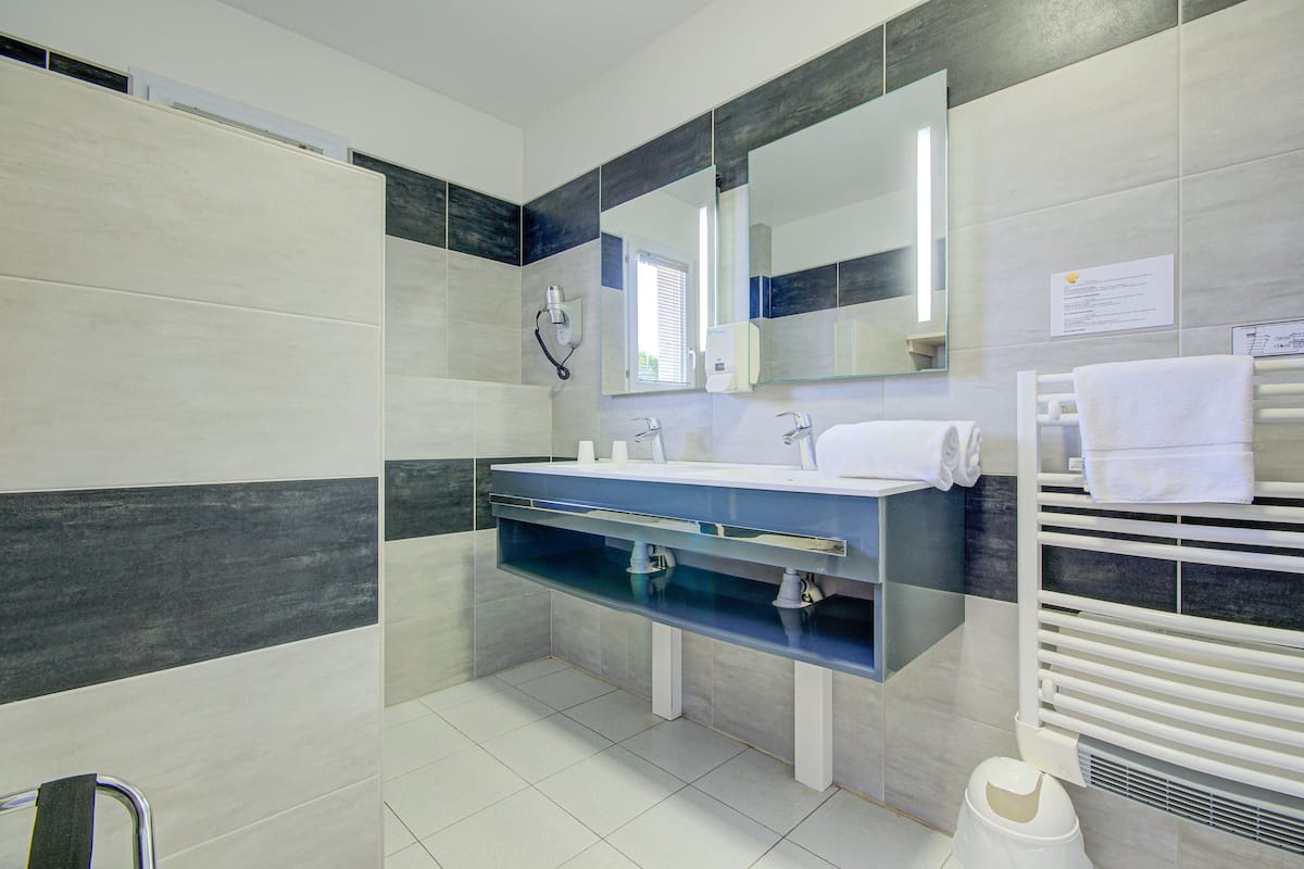 signature triple room, ensuite | bathroom | shower, free toiletries, towels