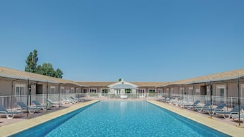 Piscina externa sazonal, funciona das 8h30 às 22h30, espreguiçadeiras