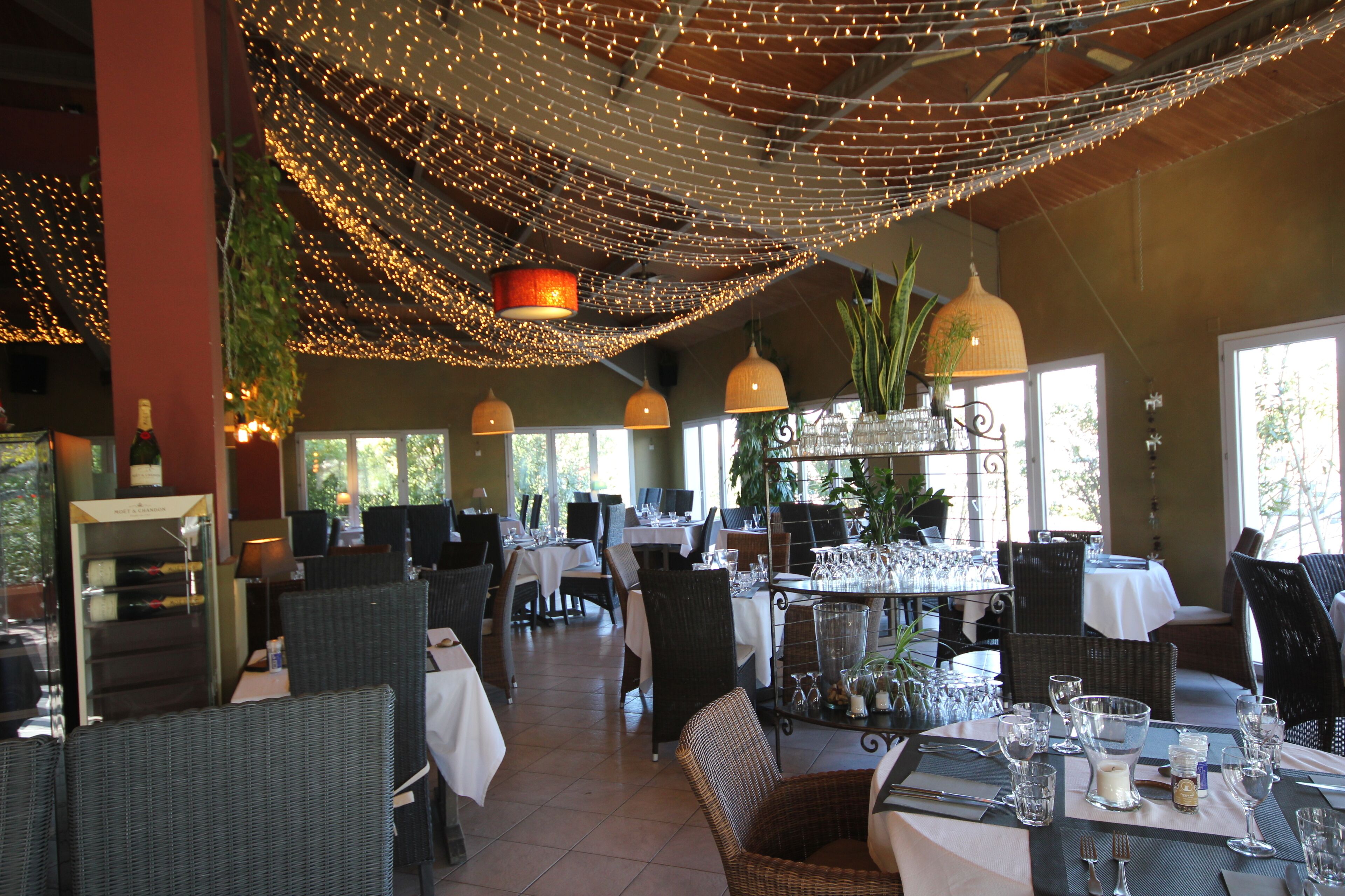 Déjeuner et dîner servis sur place, spécialités Cuisine française