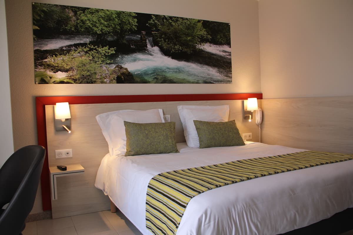 Premium bedding, blackout curtains, iron/ironing board (on request)