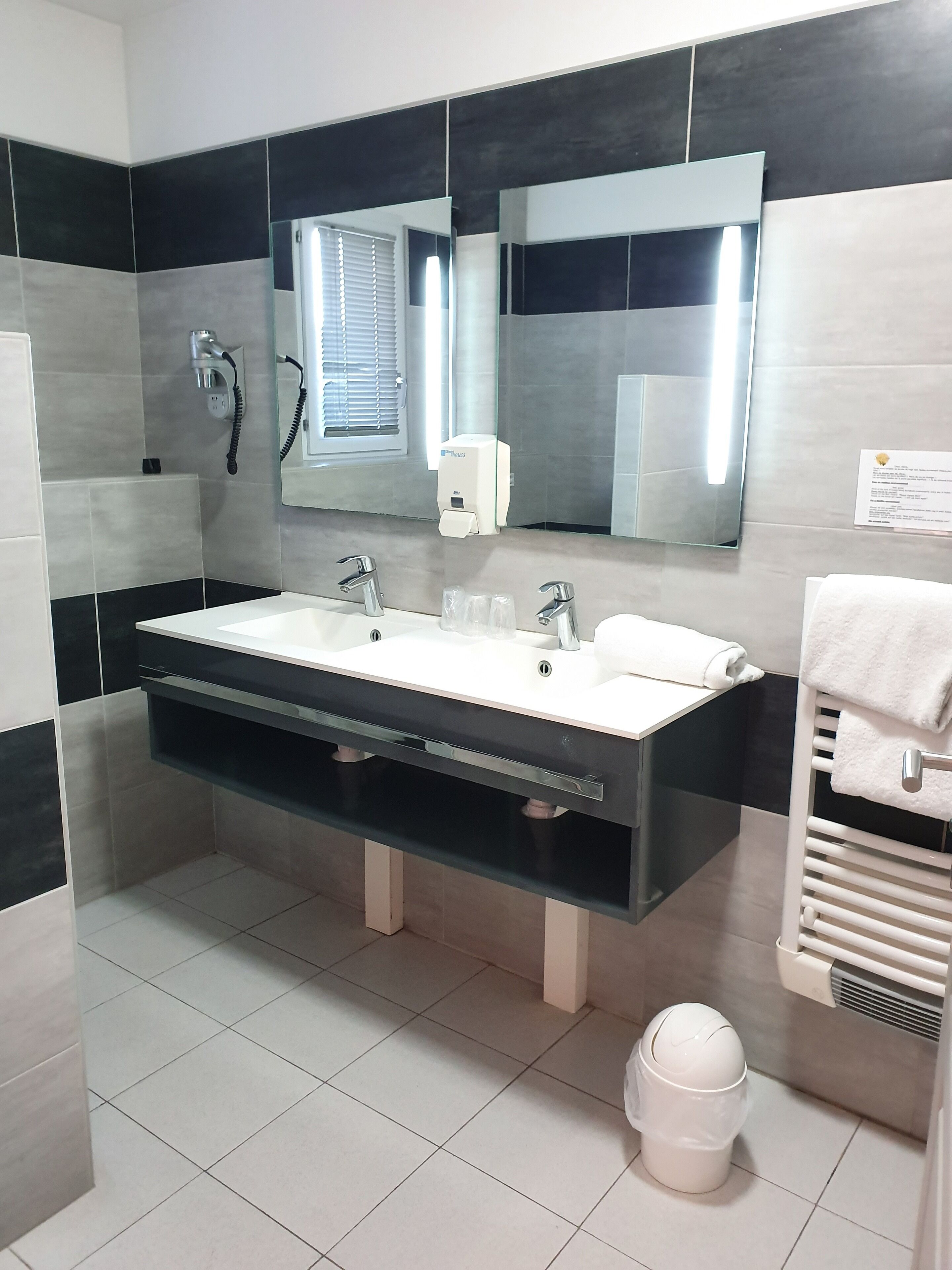 signature triple room, ensuite | bathroom amenities | shower, free toiletries, towels