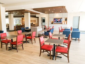 Café da manhã com buffet grátis todos os dias