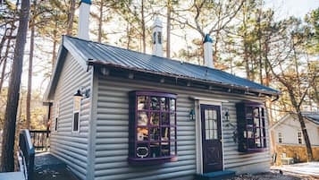 Deluxe Cottage, 1 King Bed, Jetted Tub | Front of property