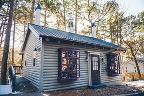 Deluxe Cottage, 1 King Bed, Jetted Tub | Front of property