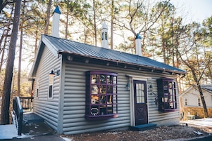 Deluxe Cottage, 1 King Bed, Jetted Tub | Front of property