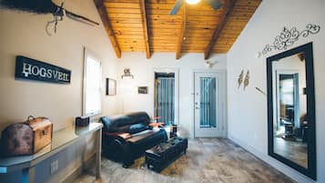 Cottage Deluks, 1 Tempat Tidur King, jet tub | Ruang keluarga | Televisi layar datar 43-inci dengan saluran TV kabel/satelit dan TV