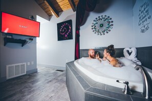 Deluxe Cottage, 1 King Bed, Jetted Tub | Deep-soaking bathtub