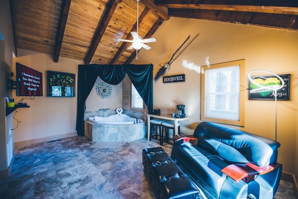 Casa de campo Deluxe, 1 cama King size, hidromasaje | Área de sala de estar | Televisión de pantalla plana y reproductor de DVD