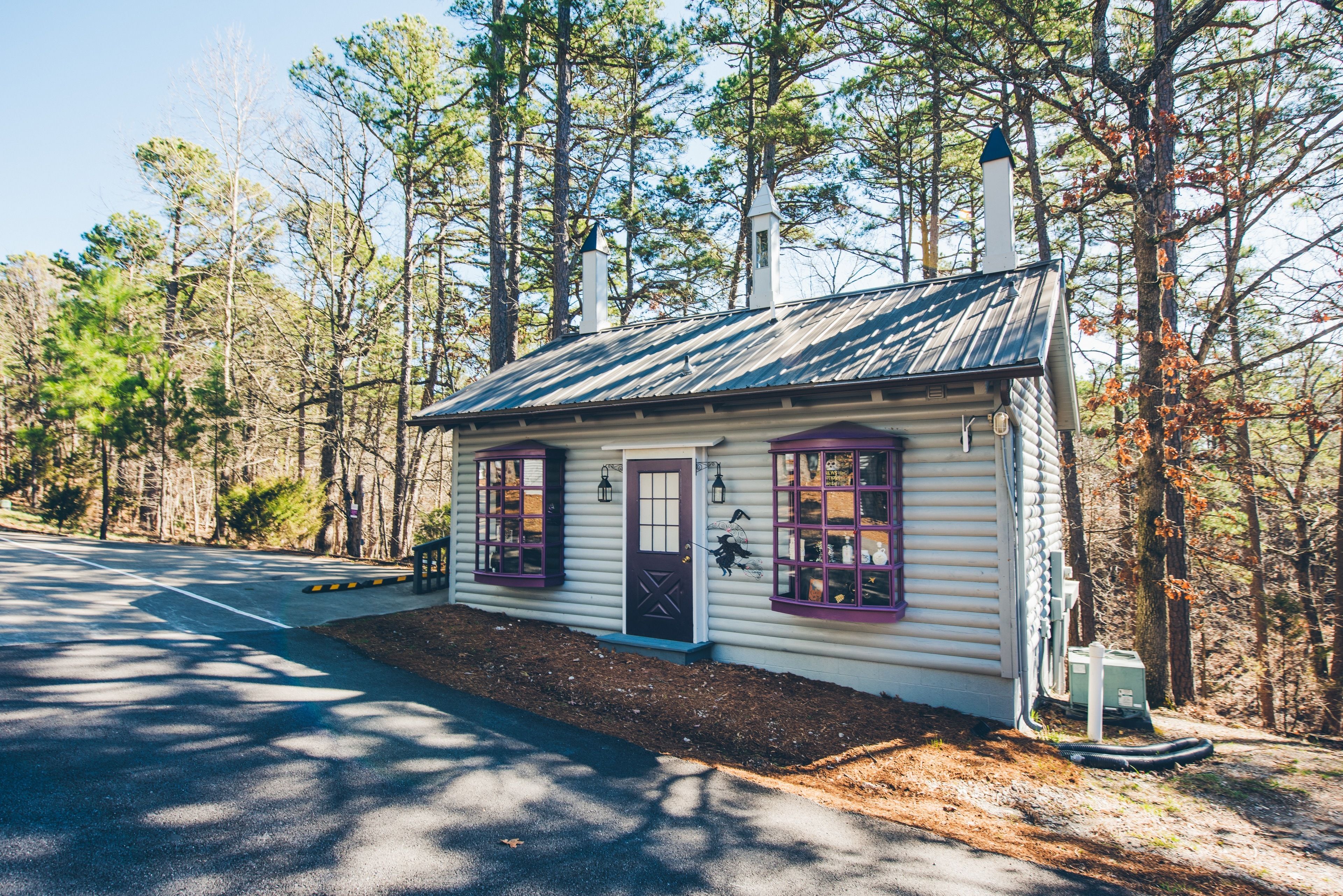 Deluxe Cottage, 1 King Bed, Jetted Tub | 1 bedroom, individually furnished, free WiFi, bed sheets