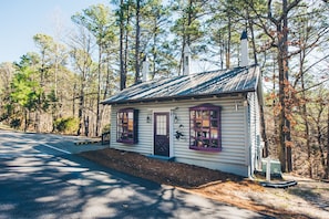 Deluxe Cottage, 1 King Bed, Jetted Tub | 1 bedroom, individually furnished, free WiFi, bed sheets - Hogsveil Cottages - Harry Potter Themed (Eureka Springs)