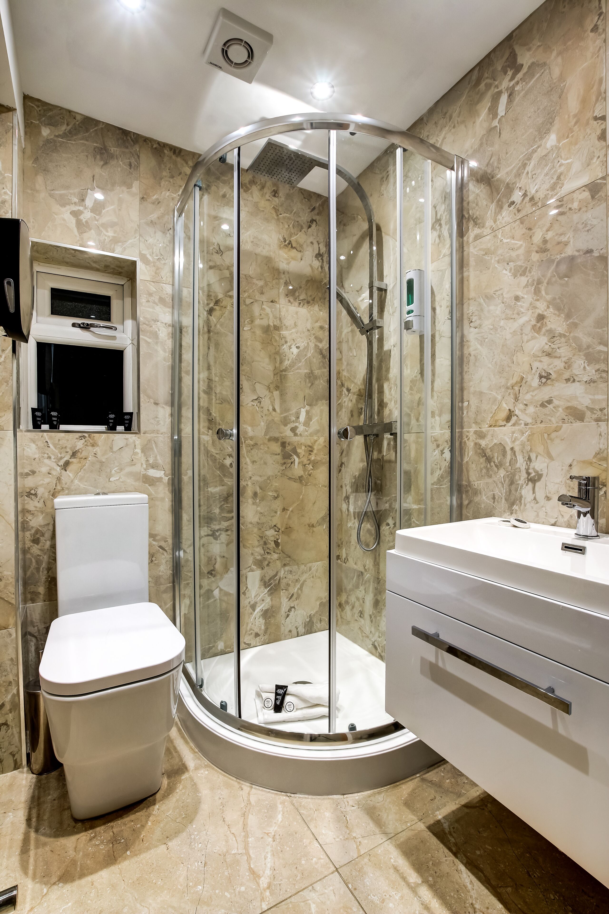 Villa Deluxe, 6 chambres, vue fleuve, côté jardin | Douche de la salle de bain