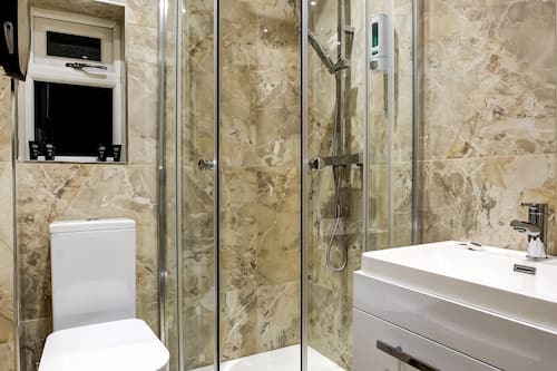 Villa Deluxe, 6 habitaciones, vista al río, en el área del jardín | Regadera en el baño