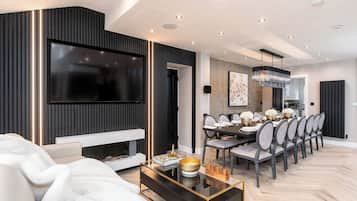 Deluxe-Villa, 6 Schlafzimmer, Flussblick, zum Garten hin | Esszimmer