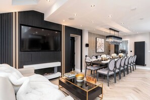 Deluxe-Villa, 6 Schlafzimmer, Flussblick, zum Garten hin | Esszimmer