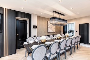 Deluxe Villa, 6 Bedrooms, River View, Garden Area | Dining room